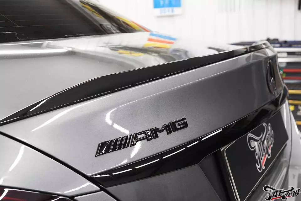 Mercedes C43AMG. Удаление хрома с кузова и окрас в черный глянец. Порошковый окрас дисков с алмазной проточкой.